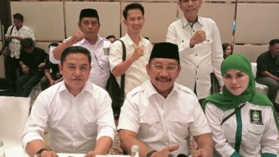 Paslon bupati dan wakil bupati bombana, Burhanuddin - Ahmad Yani, saat pose bersama jajaran pengurus Partai Kebangkitan Bangsa (PKB) Kab. Bombana sebagai Partai Pengusung