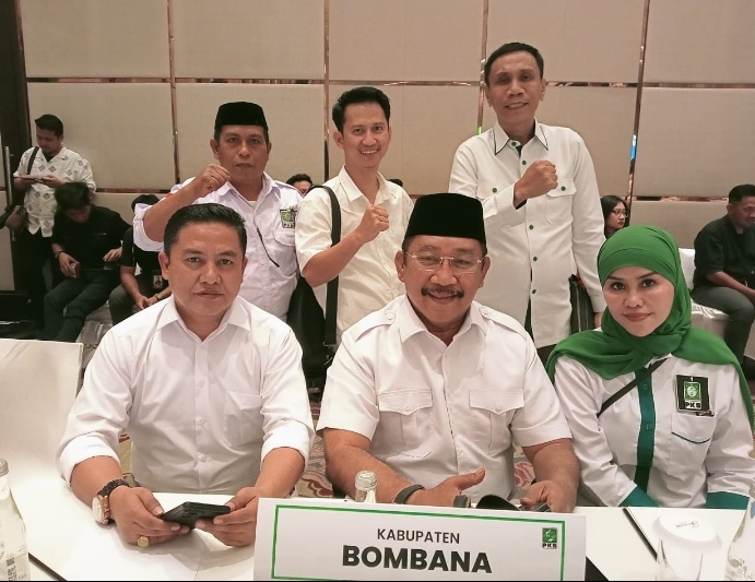 Paslon bupati dan wakil bupati bombana, Burhanuddin - Ahmad Yani, saat pose bersama jajaran pengurus Partai Kebangkitan Bangsa (PKB) Kab. Bombana sebagai Partai Pengusung